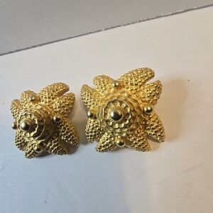 MARY MCFADDEN VINTAGE Gold Flower Clip-On Earrings